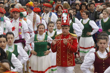 Fotografías de los dantzaris bailando el Domingo de Resurrección en la plaza del pueblo y en el frontón.