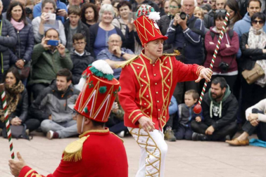 Fotografías de los dantzaris bailando el Domingo de Resurrección en la plaza del pueblo y en el frontón.