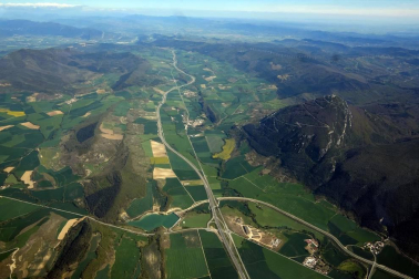 La infraestructura de regadío está transformando el paisaje. Así se ve desde el aire en su primera fase, de Itoiz a Pitillas.