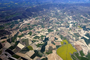 La infraestructura de regadío está transformando el paisaje. Así se ve desde el aire en su primera fase, de Itoiz a Pitillas.