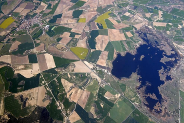 La infraestructura de regadío está transformando el paisaje. Así se ve desde el aire en su primera fase, de Itoiz a Pitillas.