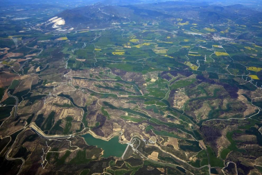 La infraestructura de regadío está transformando el paisaje. Así se ve desde el aire en su primera fase, de Itoiz a Pitillas.