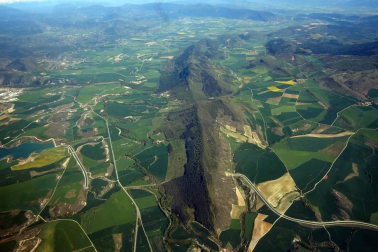 La infraestructura de regadío está transformando el paisaje. Así se ve desde el aire en su primera fase, de Itoiz a Pitillas.