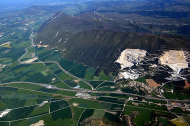 La infraestructura de regadío está transformando el paisaje. Así se ve desde el aire en su primera fase, de Itoiz a Pitillas.
