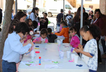 La plaza de la Diputación de Sesma se llenó este domingo con más de 2.000 visitantes que se acercaron para  saber de la historia espartera de la localidad  través de Artesparto.