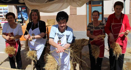 La plaza de la Diputación de Sesma se llenó este domingo con más de 2.000 visitantes que se acercaron para  saber de la historia espartera de la localidad  través de Artesparto.