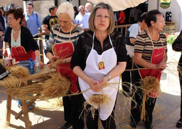 La plaza de la Diputación de Sesma se llenó este domingo con más de 2.000 visitantes que se acercaron para  saber de la historia espartera de la localidad  través de Artesparto.