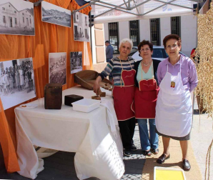 La plaza de la Diputación de Sesma se llenó este domingo con más de 2.000 visitantes que se acercaron para  saber de la historia espartera de la localidad  través de Artesparto.