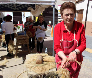 La plaza de la Diputación de Sesma se llenó este domingo con más de 2.000 visitantes que se acercaron para  saber de la historia espartera de la localidad  través de Artesparto.