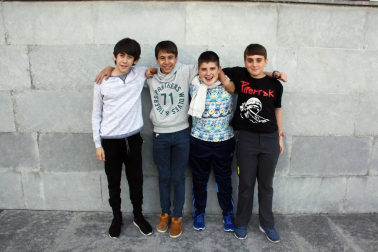 Los alumnos de 4º de la ESO del instituto de Aoiz presentaron en el auditorio de la Casa de Cultura de este localidad la obra 'Peter Pan', un teatro musical para todos los públicos con el que estos estudiantes han recogido fondos para su viaje de fin de curso. La experiencia atrajo a un numeroso público, que disfrutó con las interpretaciones de estos jóvenes actores, que pusieron todo su entusiasmo sobre el escenario.