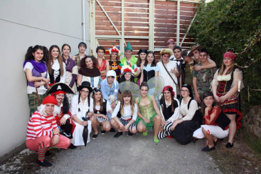 Los alumnos de 4º de la ESO del instituto de Aoiz presentaron en el auditorio de la Casa de Cultura de este localidad la obra 'Peter Pan', un teatro musical para todos los públicos con el que estos estudiantes han recogido fondos para su viaje de fin de curso. La experiencia atrajo a un numeroso público, que disfrutó con las interpretaciones de estos jóvenes actores, que pusieron todo su entusiasmo sobre el escenario.