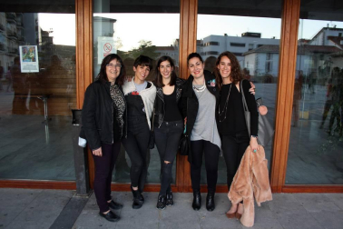 Los alumnos de 4º de la ESO del instituto de Aoiz presentaron en el auditorio de la Casa de Cultura de este localidad la obra 'Peter Pan', un teatro musical para todos los públicos con el que estos estudiantes han recogido fondos para su viaje de fin de curso. La experiencia atrajo a un numeroso público, que disfrutó con las interpretaciones de estos jóvenes actores, que pusieron todo su entusiasmo sobre el escenario.