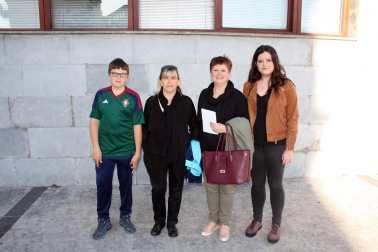 Los alumnos de 4º de la ESO del instituto de Aoiz presentaron en el auditorio de la Casa de Cultura de este localidad la obra 'Peter Pan', un teatro musical para todos los públicos con el que estos estudiantes han recogido fondos para su viaje de fin de curso. La experiencia atrajo a un numeroso público, que disfrutó con las interpretaciones de estos jóvenes actores, que pusieron todo su entusiasmo sobre el escenario.