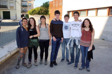 Los alumnos de 4º de la ESO del instituto de Aoiz presentaron en el auditorio de la Casa de Cultura de este localidad la obra 'Peter Pan', un teatro musical para todos los públicos con el que estos estudiantes han recogido fondos para su viaje de fin de curso. La experiencia atrajo a un numeroso público, que disfrutó con las interpretaciones de estos jóvenes actores, que pusieron todo su entusiasmo sobre el escenario.