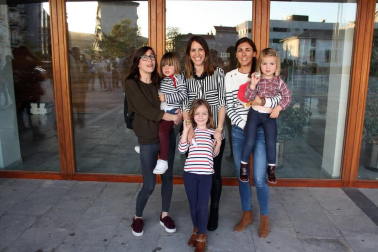 Los alumnos de 4º de la ESO del instituto de Aoiz presentaron en el auditorio de la Casa de Cultura de este localidad la obra 'Peter Pan', un teatro musical para todos los públicos con el que estos estudiantes han recogido fondos para su viaje de fin de curso. La experiencia atrajo a un numeroso público, que disfrutó con las interpretaciones de estos jóvenes actores, que pusieron todo su entusiasmo sobre el escenario.