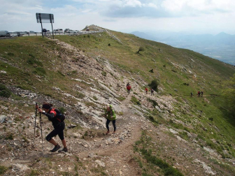 Imágenes de la XXVIII edición, en la que cientos de senderistas han subido a cimas como las del monte Beriain o San Miguel de Aralar.