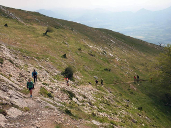 Imágenes de la XXVIII edición, en la que cientos de senderistas han subido a cimas como las del monte Beriain o San Miguel de Aralar.