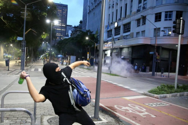 Enfrentamientos con la policía y varios incidentes en Brasil en la jornada de huelga general contra las reformas.
