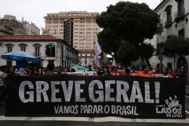 Enfrentamientos con la policía y varios incidentes en Brasil en la jornada de huelga general contra las reformas.