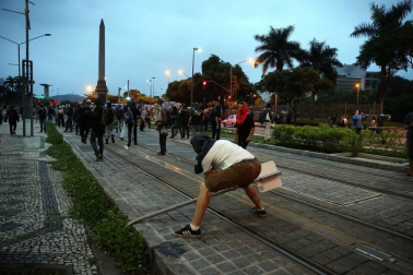 Enfrentamientos con la policía y varios incidentes en Brasil en la jornada de huelga general contra las reformas.