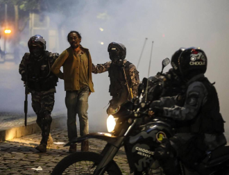 Enfrentamientos con la policía y varios incidentes en Brasil en la jornada de huelga general contra las reformas.