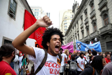 Enfrentamientos con la policía y varios incidentes en Brasil en la jornada de huelga general contra las reformas.