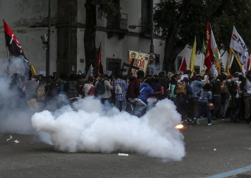 Enfrentamientos con la policía y varios incidentes en Brasil en la jornada de huelga general contra las reformas.