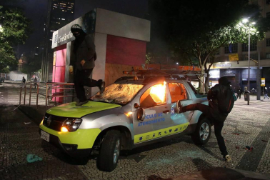 Enfrentamientos con la policía y varios incidentes en Brasil en la jornada de huelga general contra las reformas.