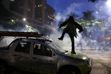 Enfrentamientos con la policía y varios incidentes en Brasil en la jornada de huelga general contra las reformas.