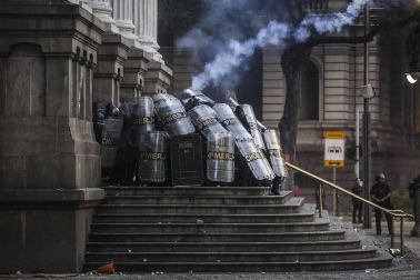 Enfrentamientos con la policía y varios incidentes en Brasil en la jornada de huelga general contra las reformas.