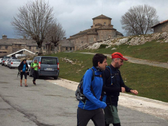Imágenes de la XXVIII edición, en la que cientos de senderistas han subido a cimas como las del monte Beriain o San Miguel de Aralar.