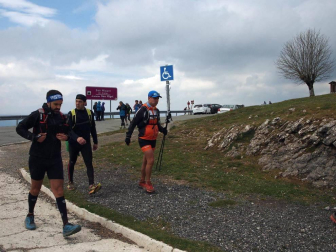 Imágenes de la XXVIII edición, en la que cientos de senderistas han subido a cimas como las del monte Beriain o San Miguel de Aralar.