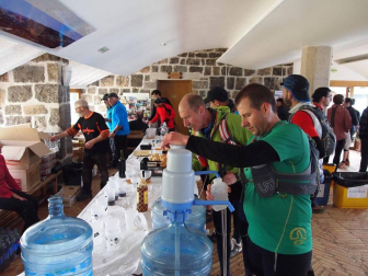 Imágenes de la XXVIII edición, en la que cientos de senderistas han subido a cimas como las del monte Beriain o San Miguel de Aralar.