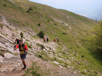 Imágenes de la XXVIII edición, en la que cientos de senderistas han subido a cimas como las del monte Beriain o San Miguel de Aralar.