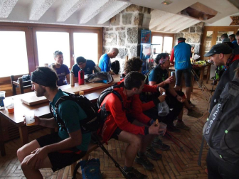 Imágenes de la XXVIII edición, en la que cientos de senderistas han subido a cimas como las del monte Beriain o San Miguel de Aralar.