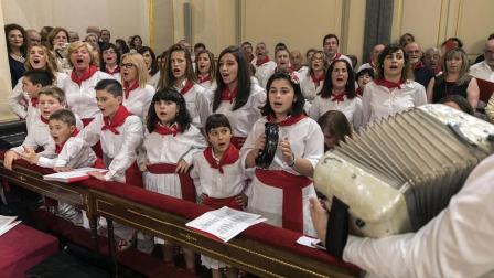Imágenes de la quinta misa de la Escalera de San Fermín, en la iglesia de San Lorenzo de Pamplona.