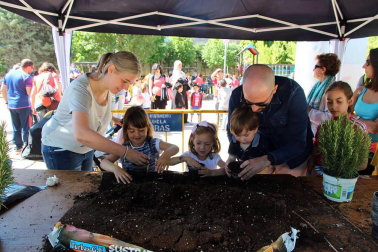 niños plantan arboles en paseo del Prado de Tudela