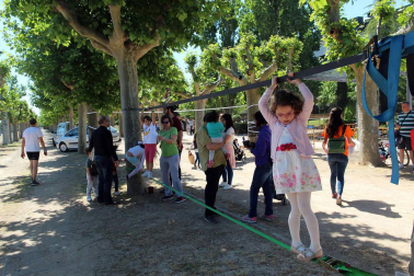 niños plantan arboles en paseo del Prado de Tudela