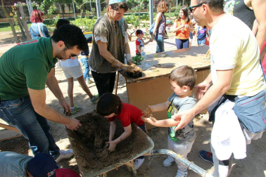 niños plantan arboles en paseo del Prado de Tudela