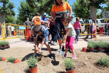 niños plantan arboles en paseo del Prado de Tudela