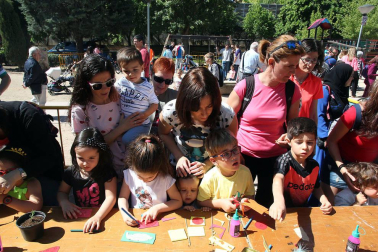 niños plantan arboles en paseo del Prado de Tudela