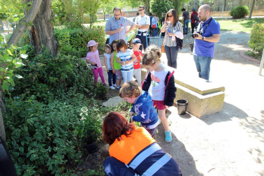 niños plantan arboles en paseo del Prado de Tudela
