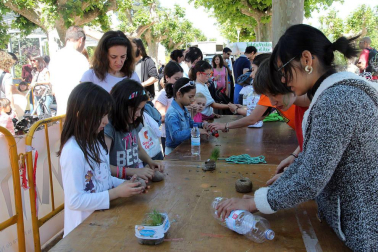 niños plantan arboles en paseo del Prado de Tudela