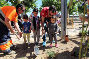 niños plantan arboles en paseo del Prado de Tudela