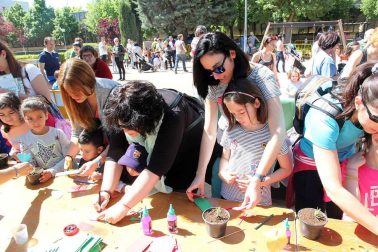 niños plantan arboles en paseo del Prado de Tudela