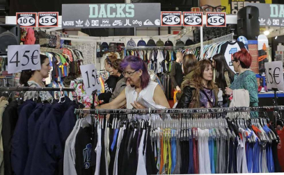 La feria del outlet se convirtió ayer en un centro comercial.