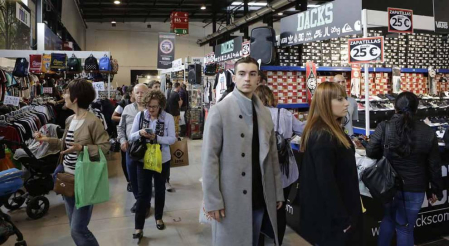 La feria del outlet se convirtió ayer en un centro comercial.