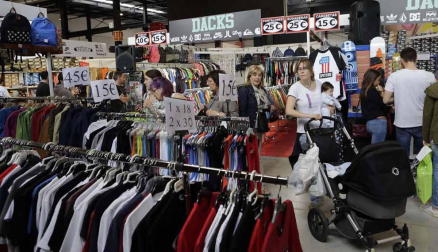 La feria del outlet se convirtió ayer en un centro comercial.