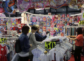La feria del outlet se convirtió ayer en un centro comercial.