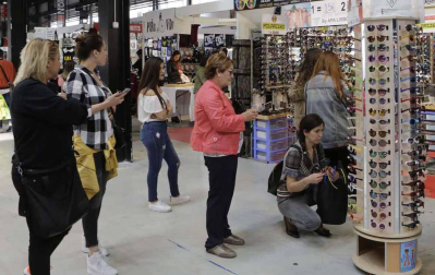 La feria del outlet se convirtió ayer en un centro comercial.